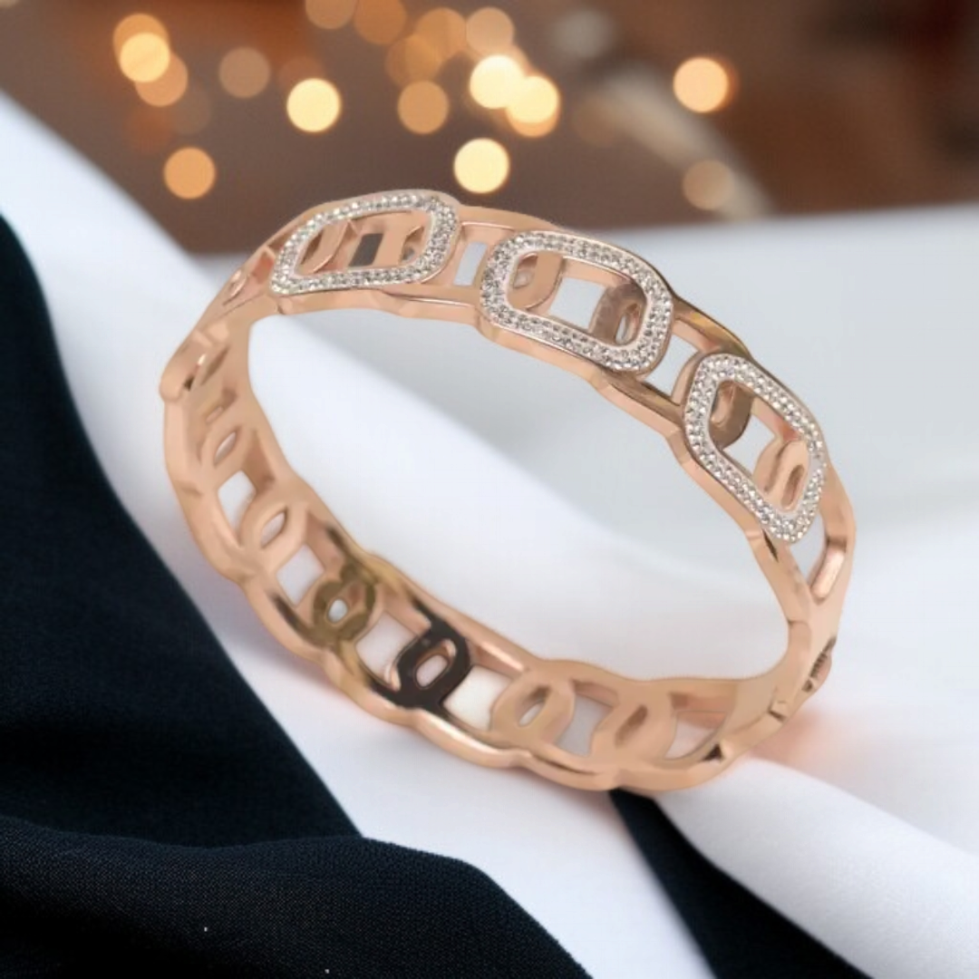 Elegant Gold Chain-Link Bracelet with Diamond Detailing