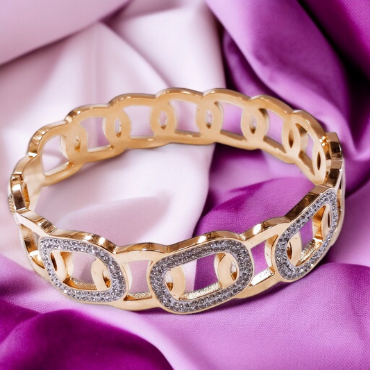 Elegant Gold Chain-Link Bracelet with Diamond Detailing