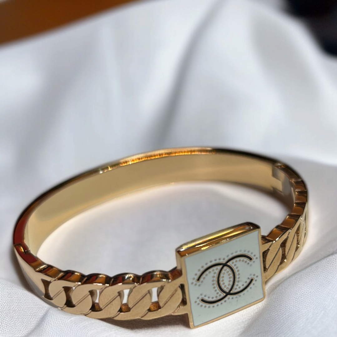 Elegant Chain-Link Bracelet with Luxury-Inspired Emblem