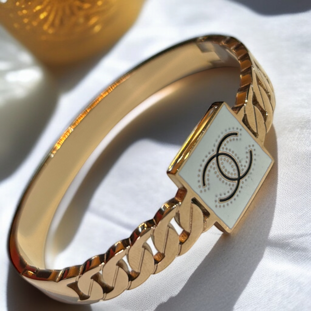 Elegant Chain-Link Bracelet with Luxury-Inspired Emblem